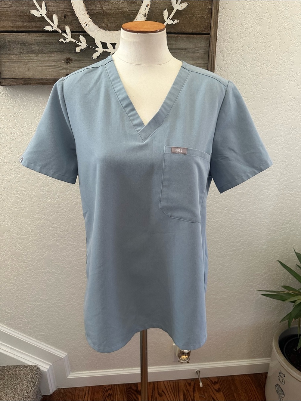 FIGS Women's V-Neck Medical Scrub Top in Light Blue size M
